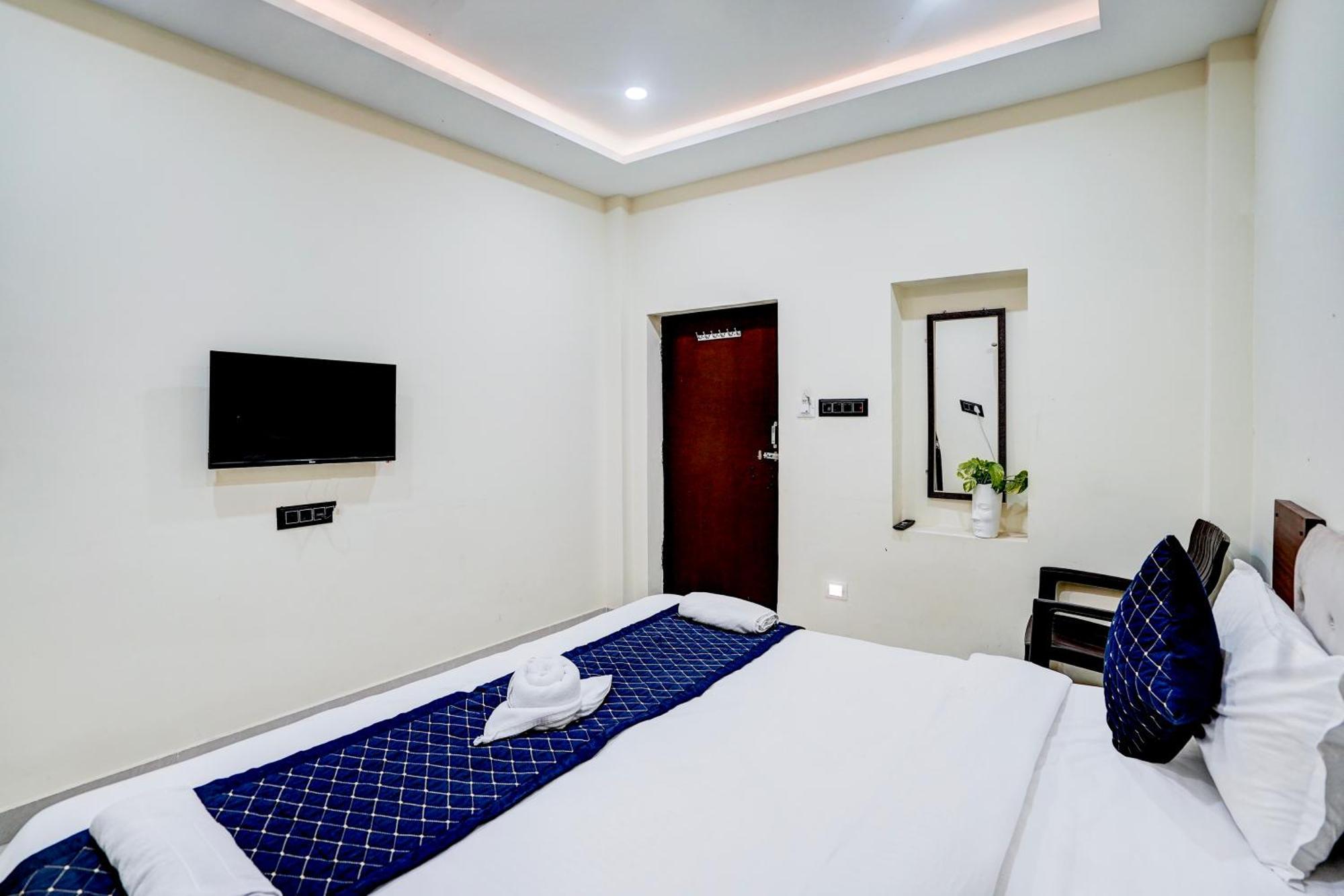 Hotel Vibe Blu- Varanasi Exteriör bild