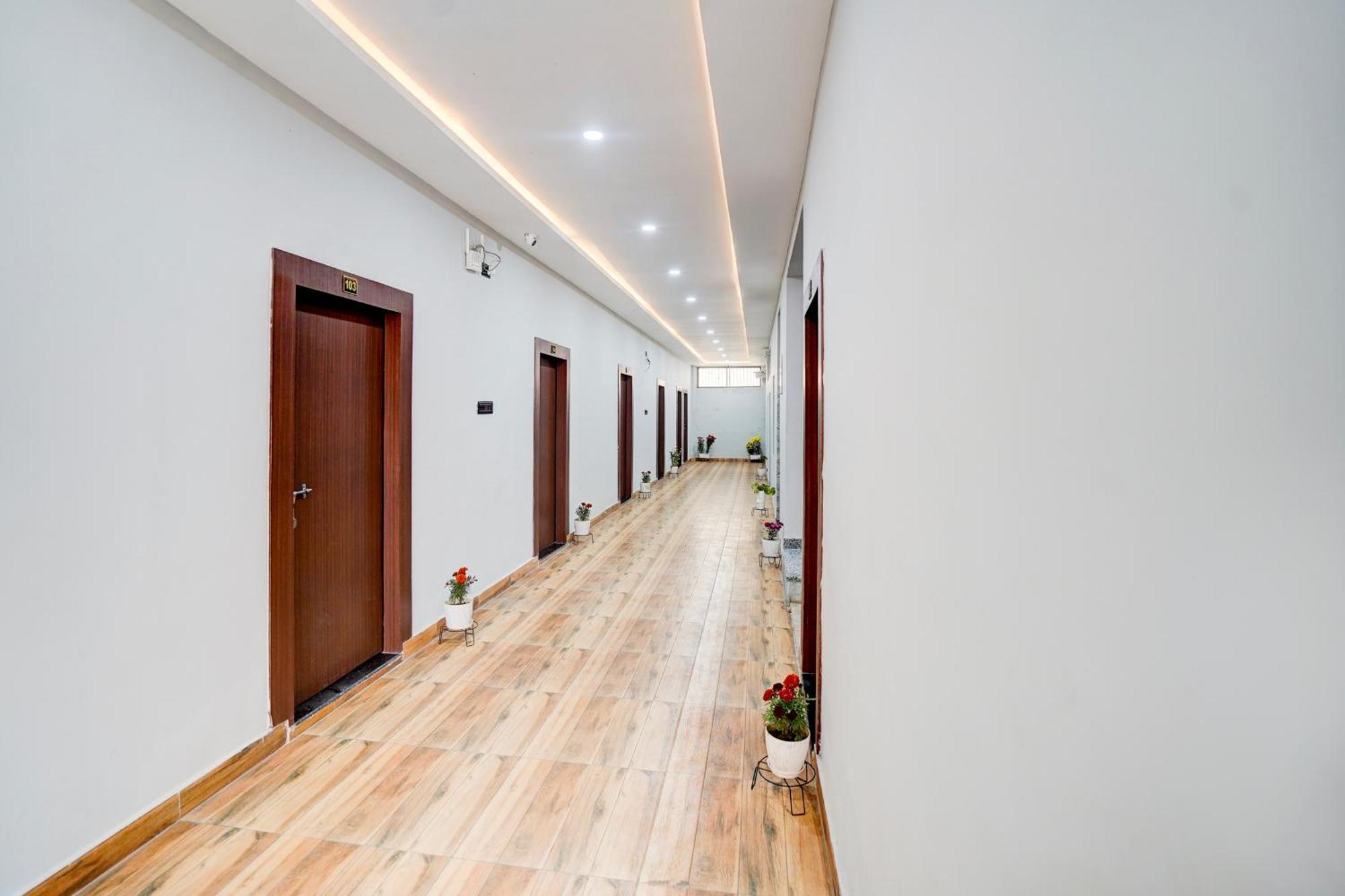 Hotel Vibe Blu- Varanasi Exteriör bild