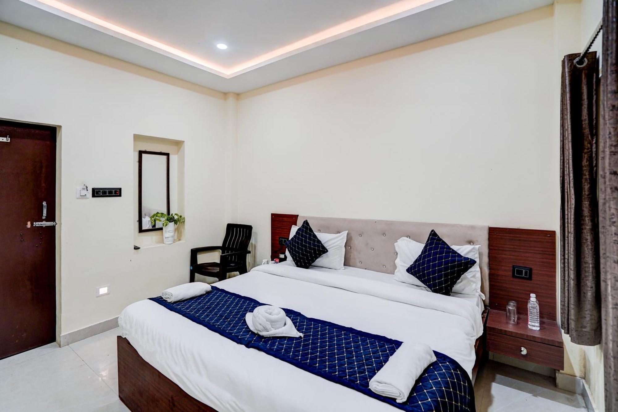 Hotel Vibe Blu- Varanasi Exteriör bild
