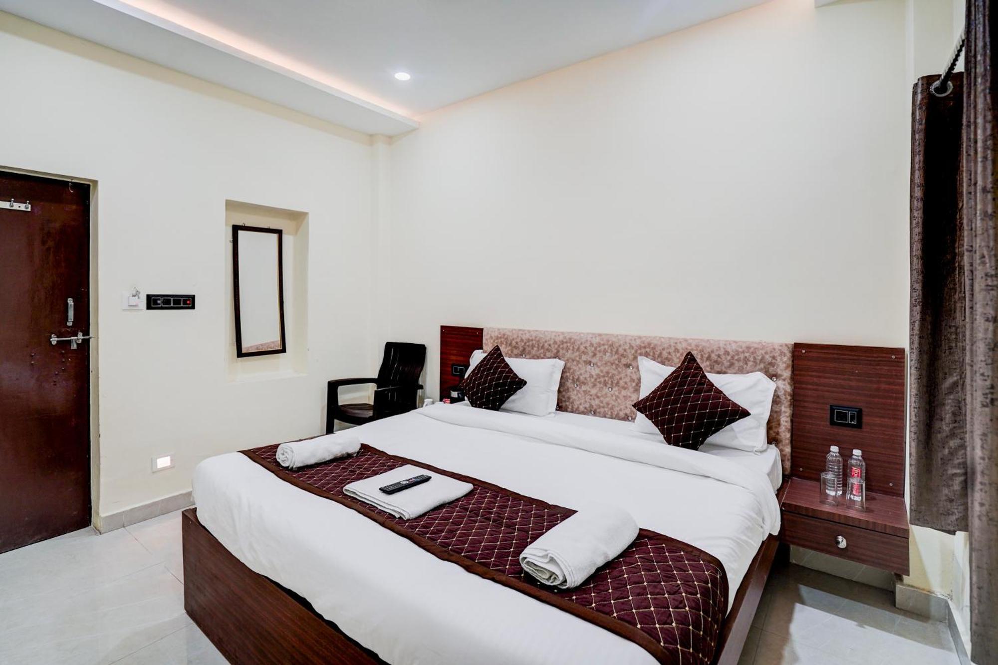 Hotel Vibe Blu- Varanasi Exteriör bild