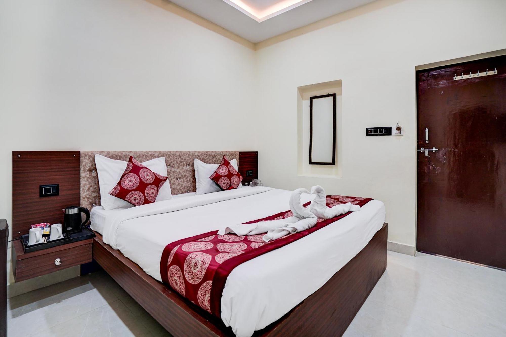 Hotel Vibe Blu- Varanasi Exteriör bild
