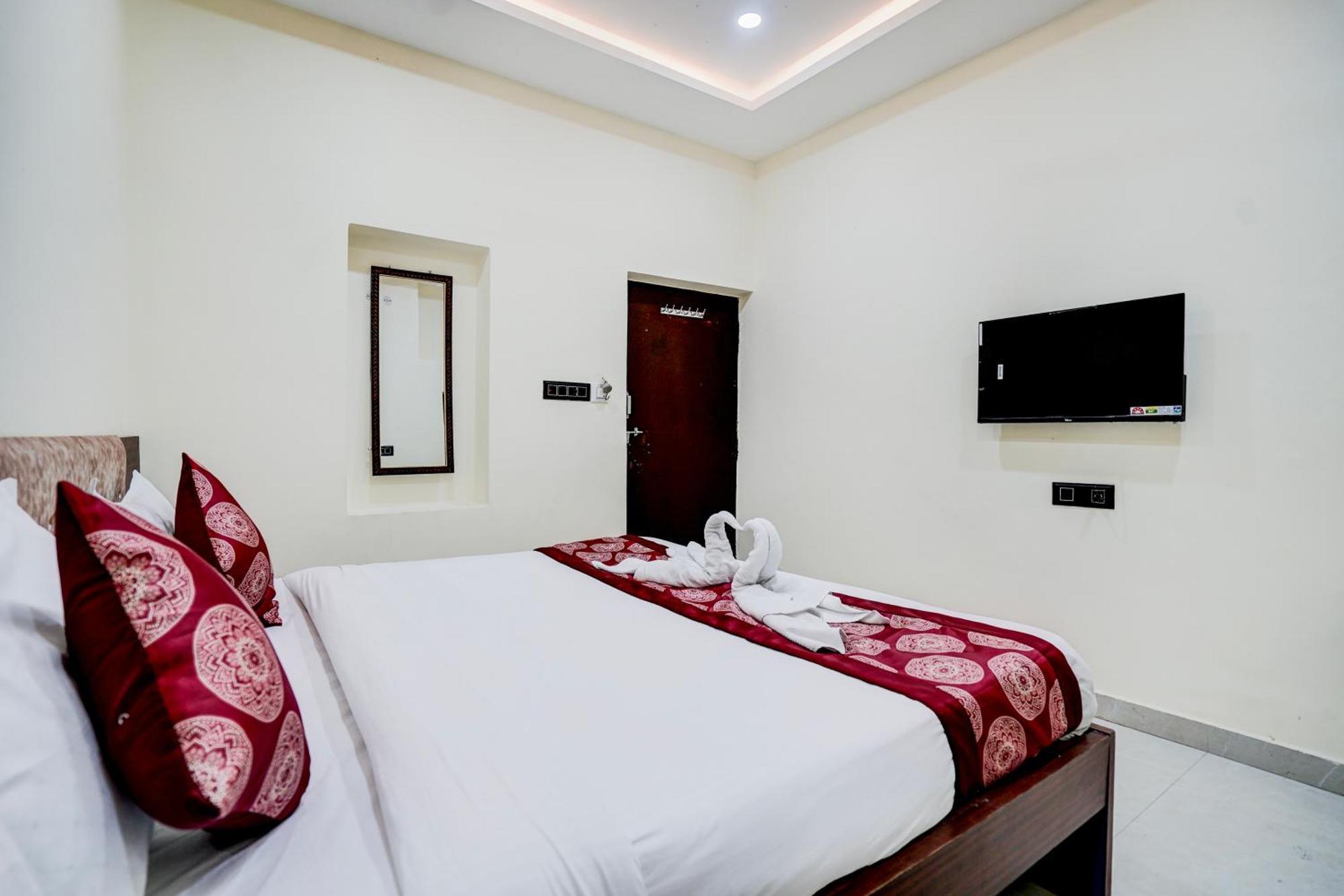 Hotel Vibe Blu- Varanasi Exteriör bild