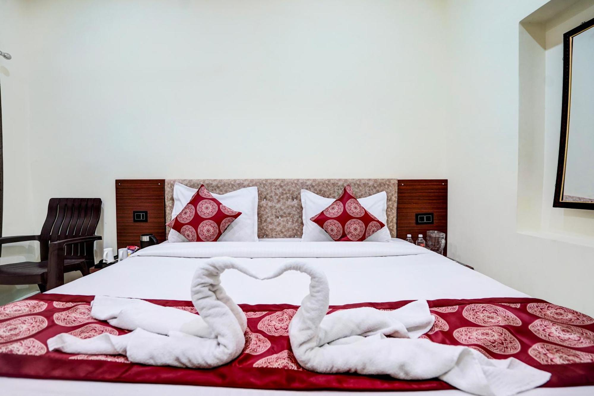 Hotel Vibe Blu- Varanasi Exteriör bild